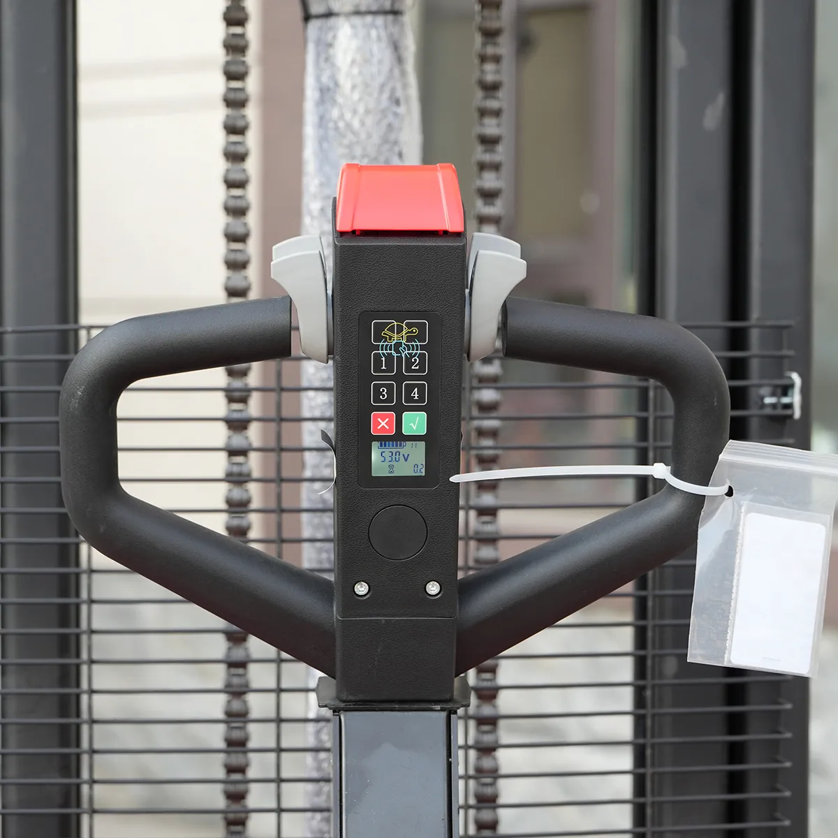 1.5-2 Ton Stand-Drive Carretilla elevadora eléctrica-Vista detallada-Frente de la manija de control