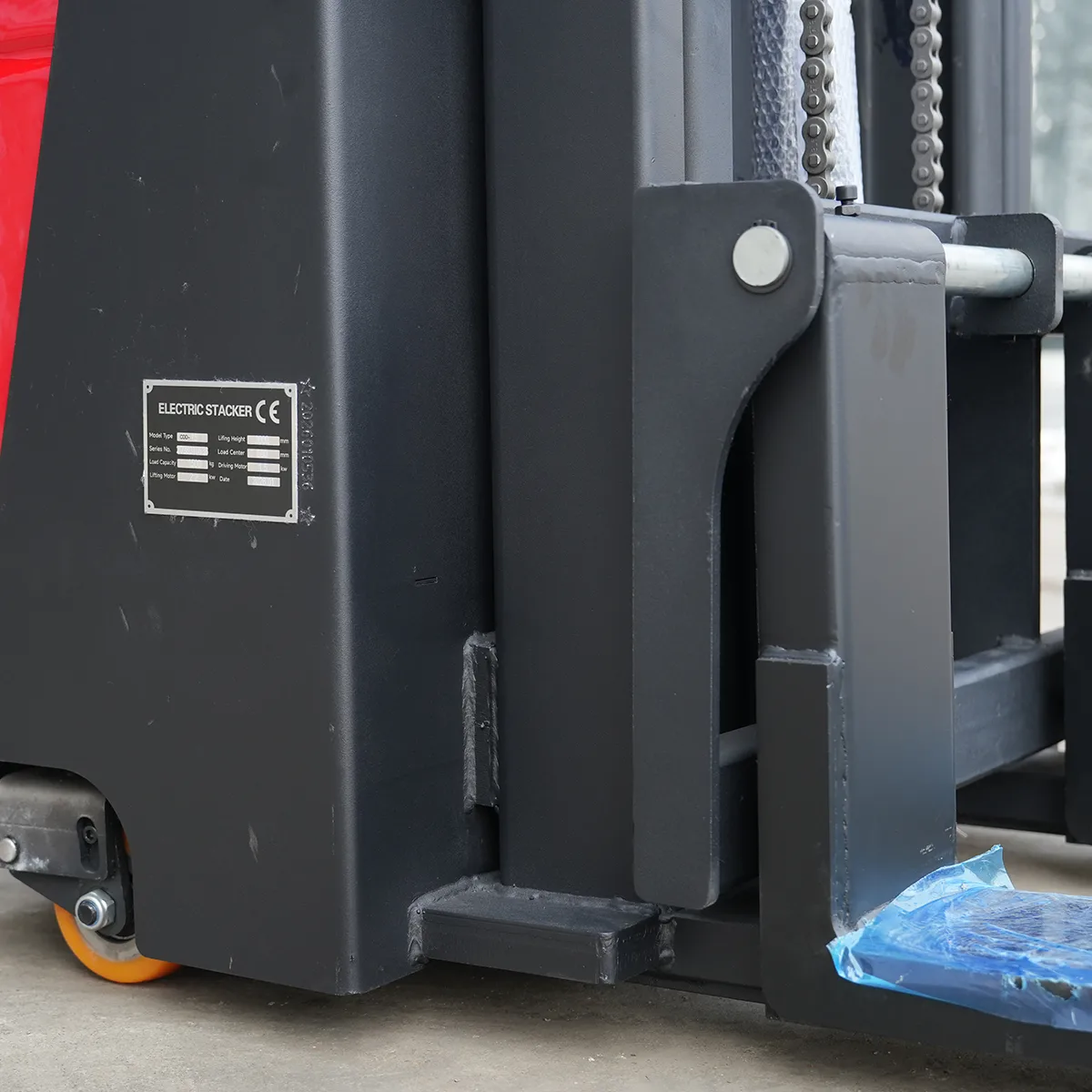1,5-2-ton sit-down full-electric forklift-Vista de detalle-Lado del carro de horquilla