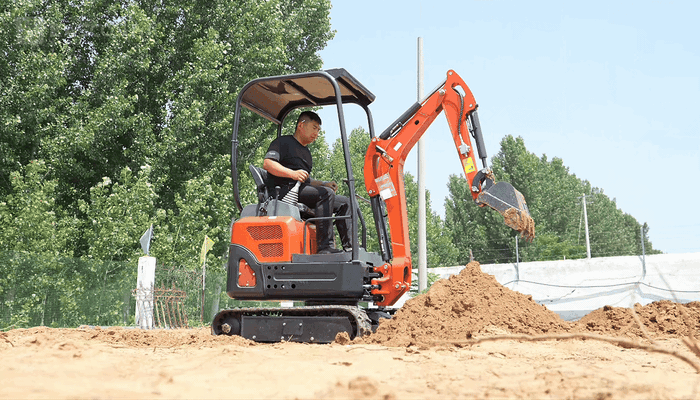 Compact upper structure enables wide-angle rotation in tight spaces, reducing repositioning and improving digging and loading efficiency.