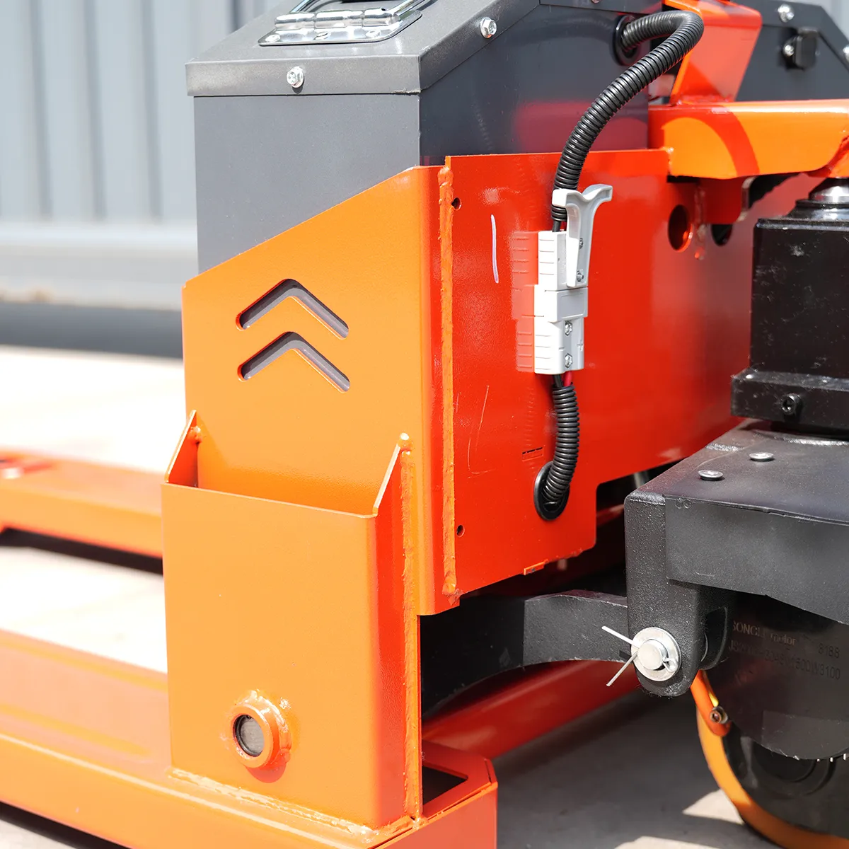 2-3 ton truk palet listrik sepenuhnya-Tampilan Detail: panel samping dan konektor daya