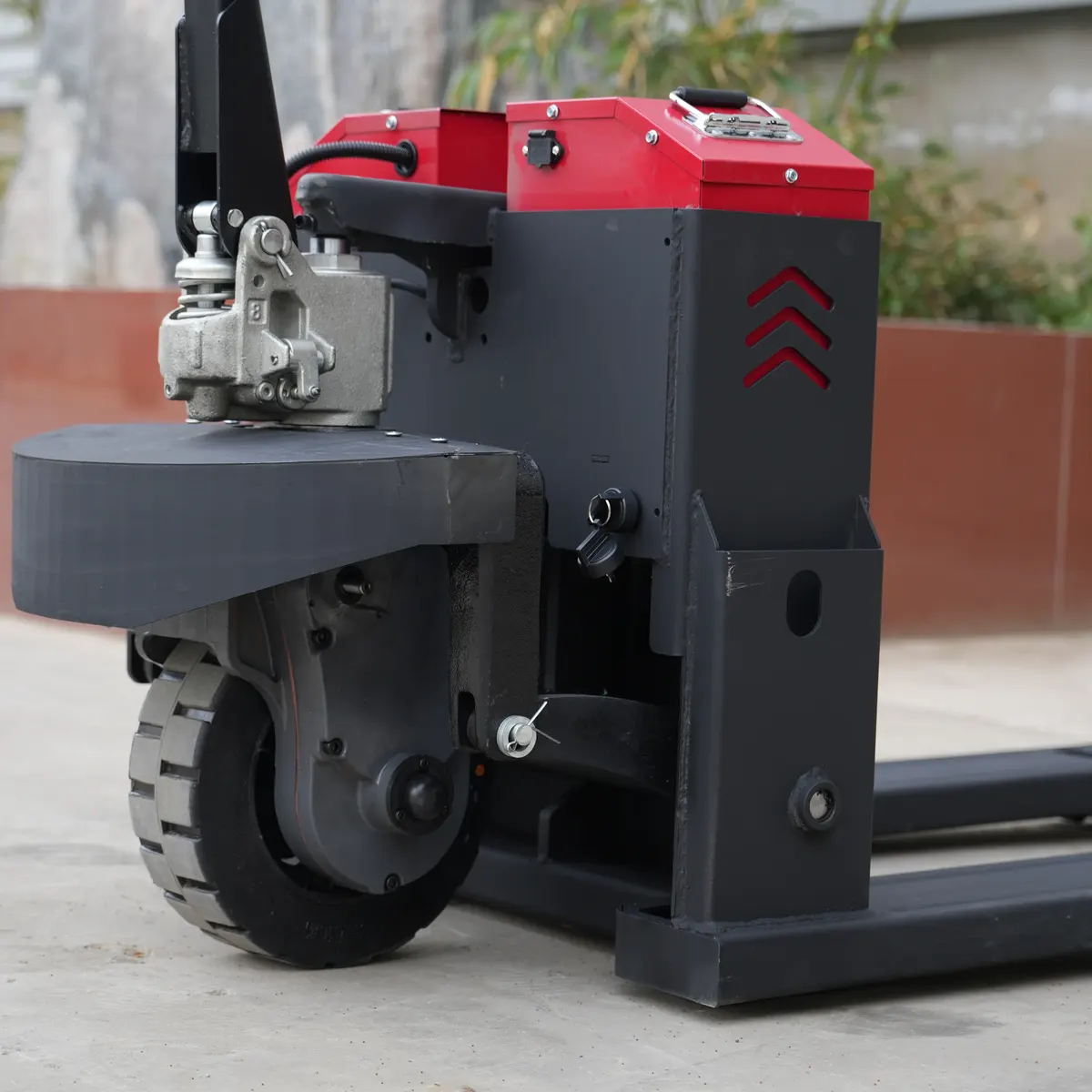 Pallet semielettrico fuoristrada da 2-3 tonnellate-vista dettagliata: ruota motrice e pannello laterale del telaio
