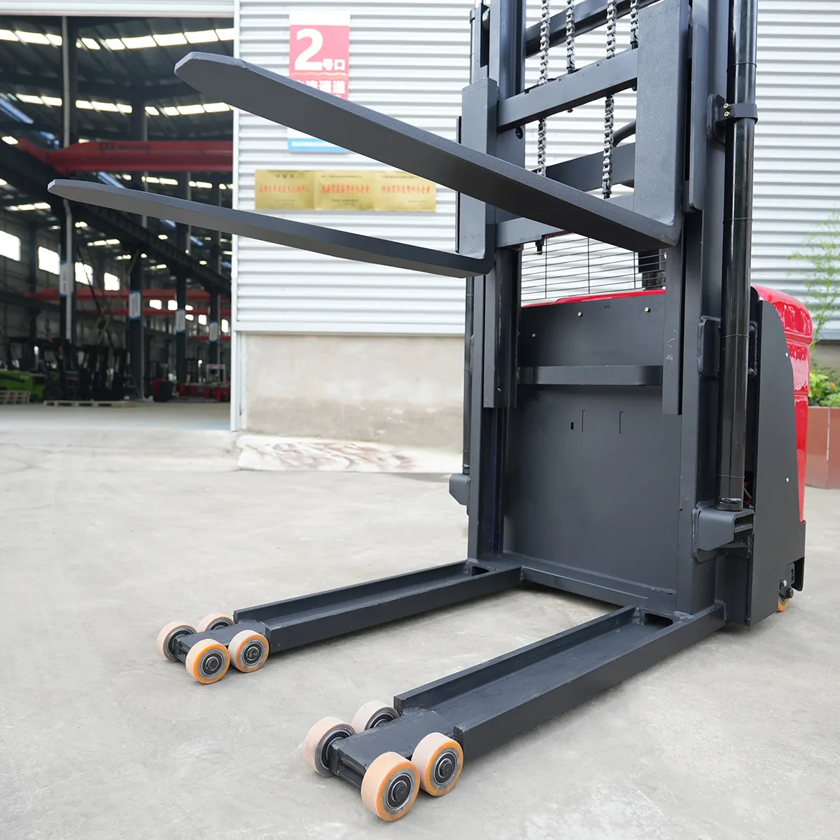 2.5-ton Sit-Down Full-Electric Forklift – Detail View: Fork and Load Wheels 2