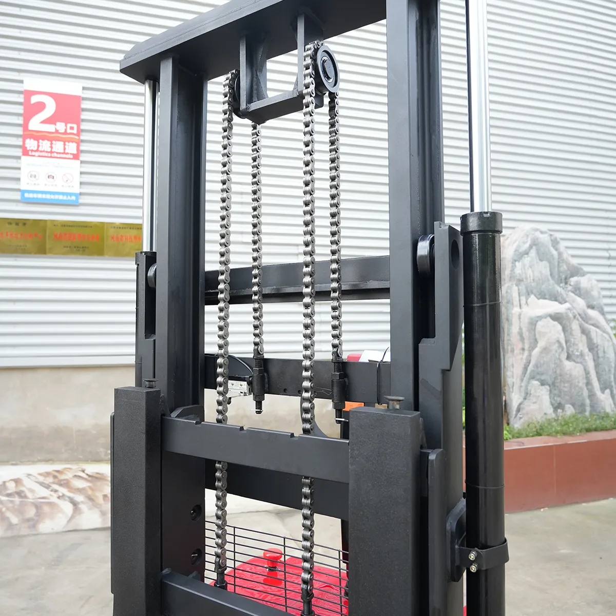 2.5-ton Stand-Drive All-Electric Forklift – Detail View – Mast Chain