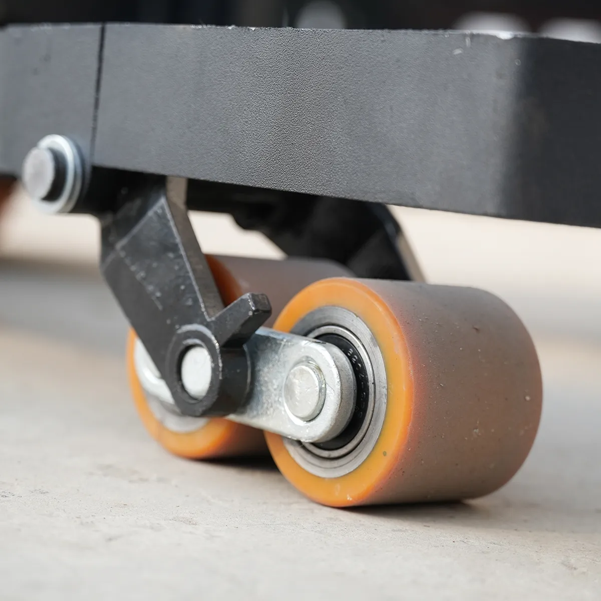 2-ton double-lift, stand-on forklift – Detail view – Load wheel