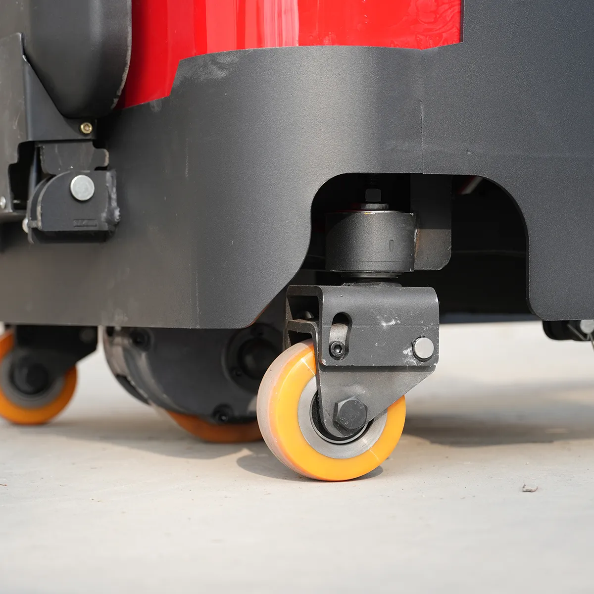 2-ton double-lift stand-on forklift – Detail view – Drive wheel