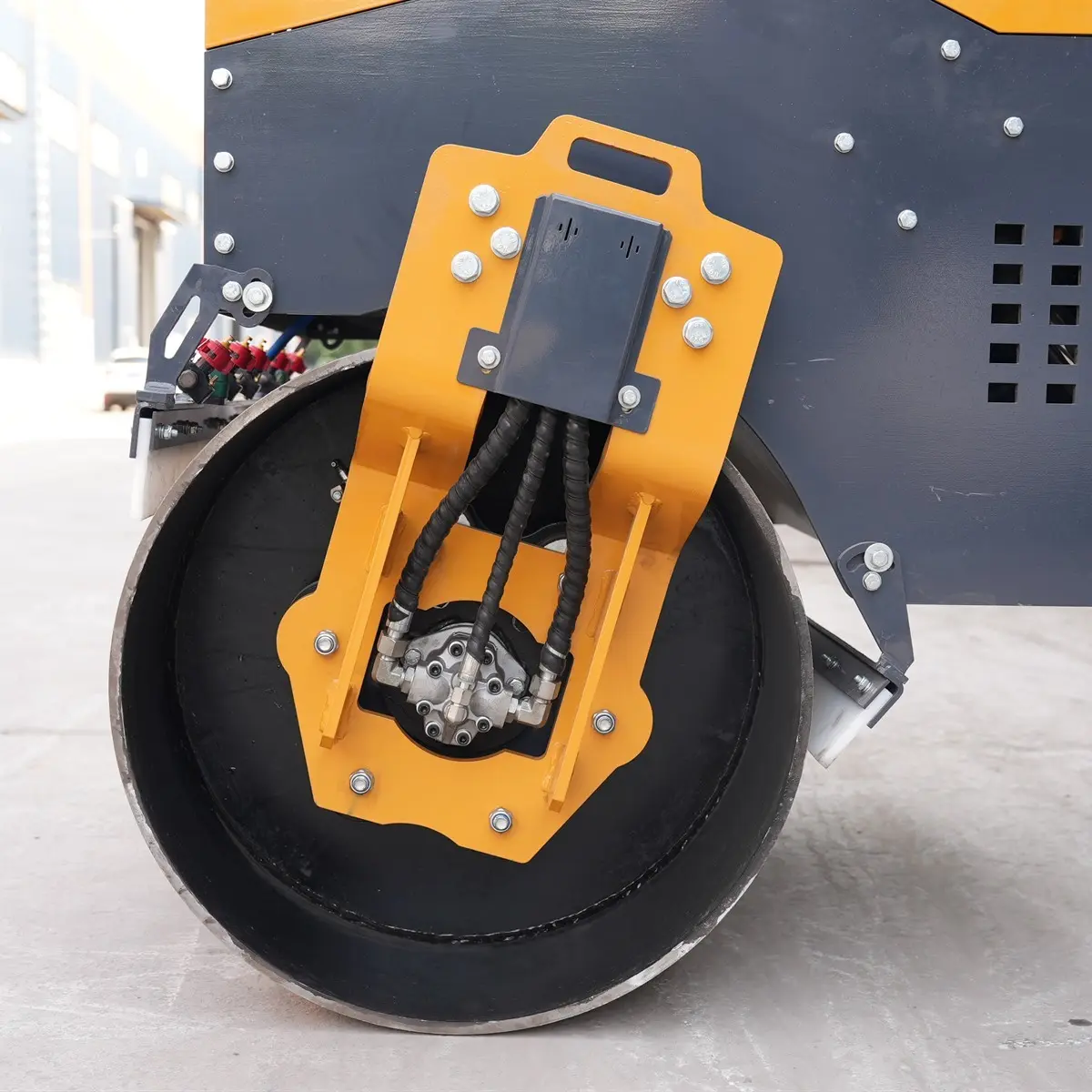 3.0T Road Roller – Details – 01 – Headlight