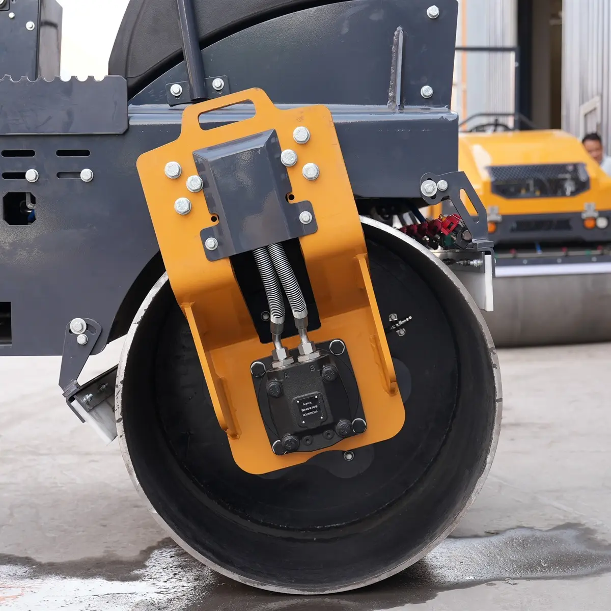 3.0T Road Roller – Details – 02 – Close-Up of the Headlights
