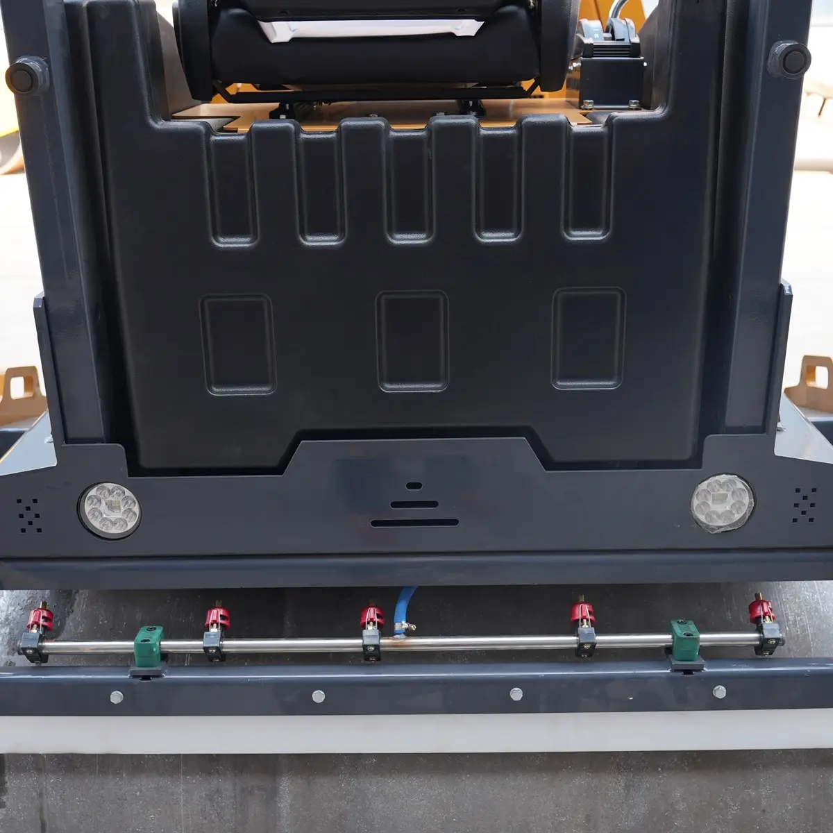 3.0T Compactor – Details – 08 – Hydraulic Oil Level Gauge