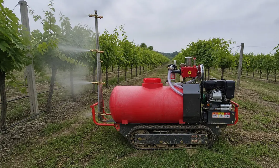 Il crawler remoto applica una nebbia mirata lungo le file dei vigneti.