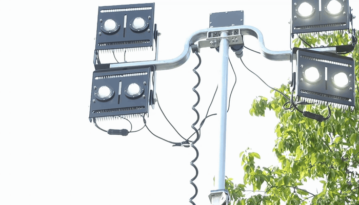 Four groups of LED lamps are lit up simultaneously, visually presenting the lighting status of multi-lamp combinations