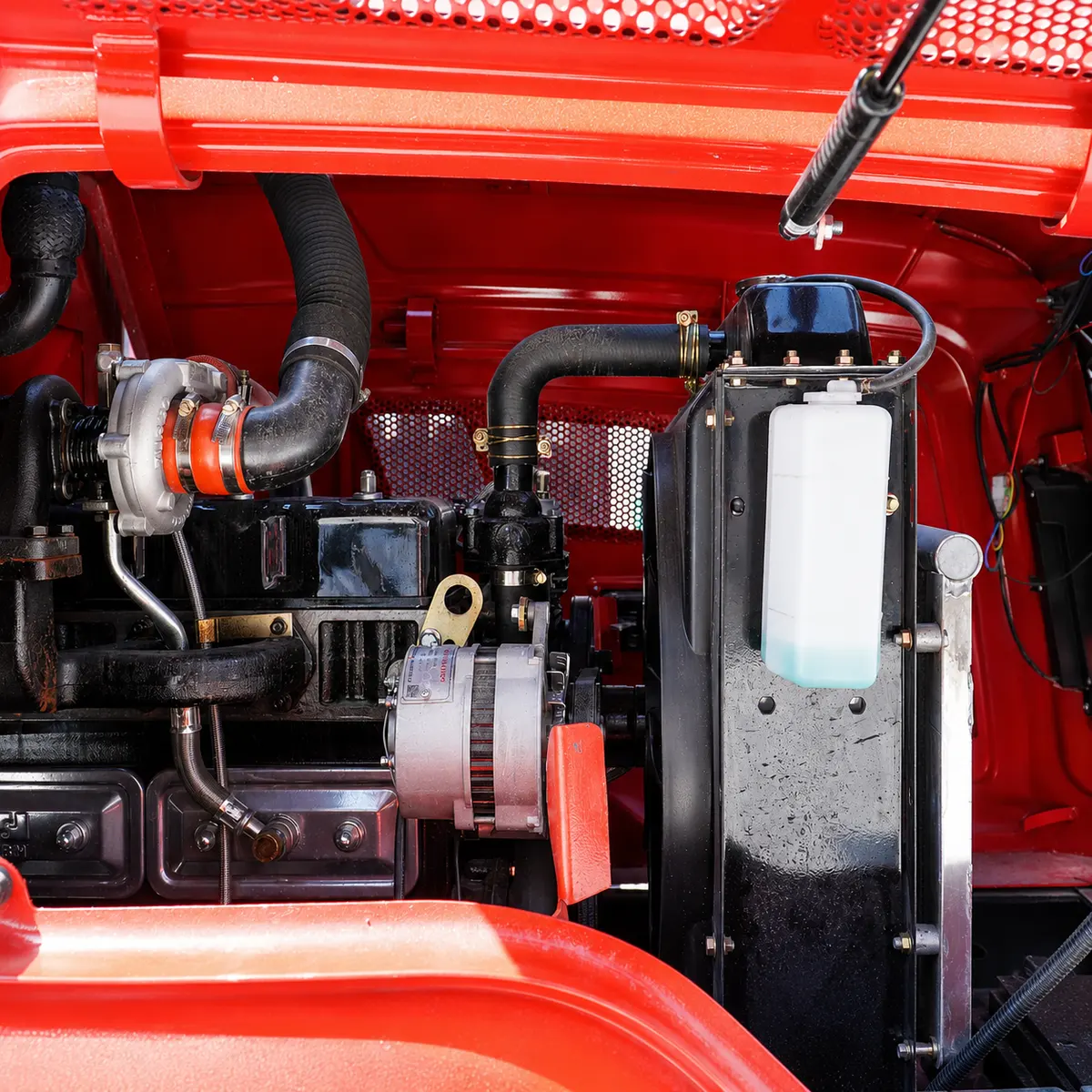 5-Tonnen-Gelenkig-Offroad-Gabelstapler-Details-Motor und Kühlsystem