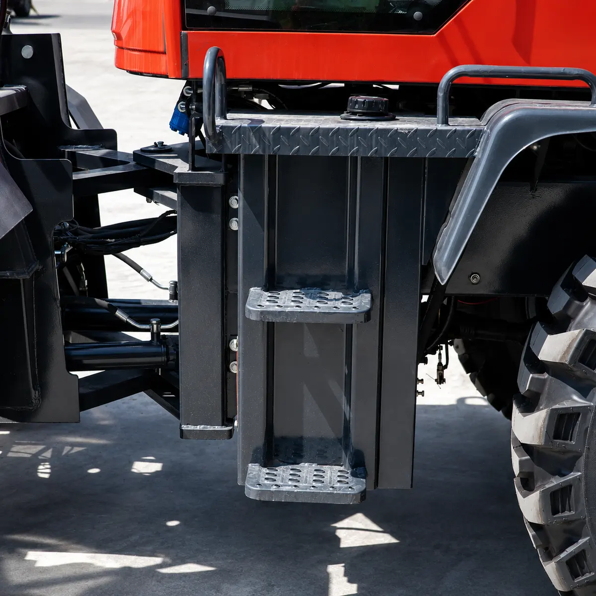 5-Tonnen-Gelenkig-Offroad-Gabelstapler-Details-Stufen-und Kraftstoff tank