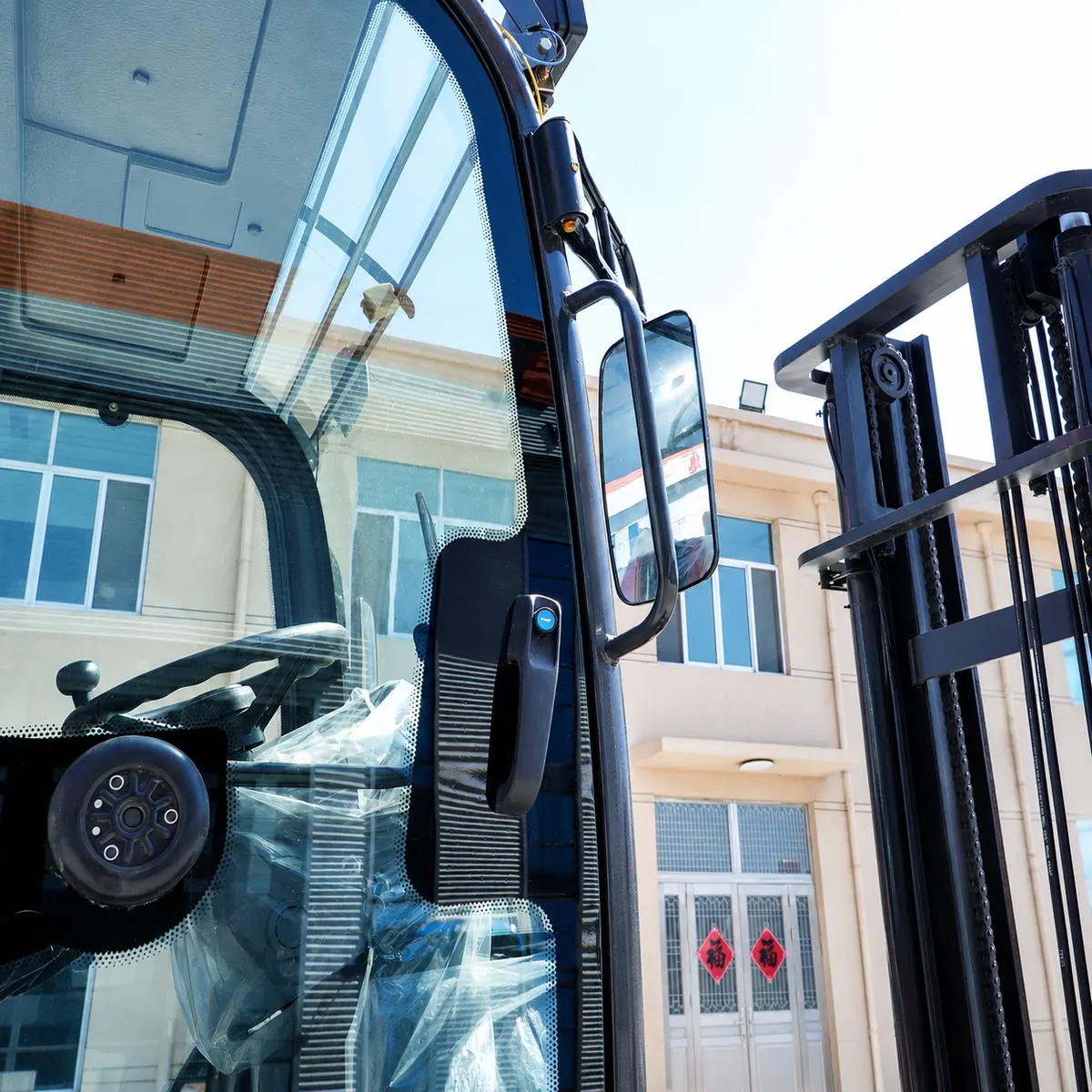 5-Tonner Gelenk-Offroad-Gabelstapler-Details-Fahrerhaus-Türgriff und Rückspiegel