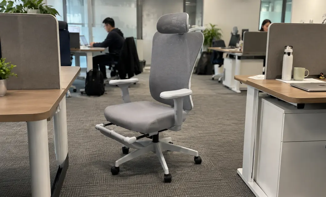 Adjustable support between desks