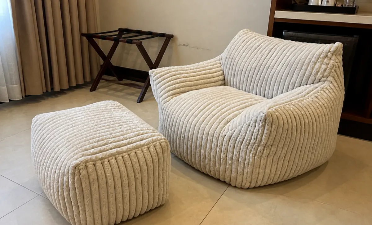 Schlafzimmer Sofa und Fuß stütze für eine komfortable Ruheecke.