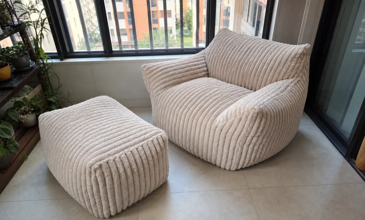 Kompaktes Sofa und osmanische Anordnung für ruhige Lesezeit.