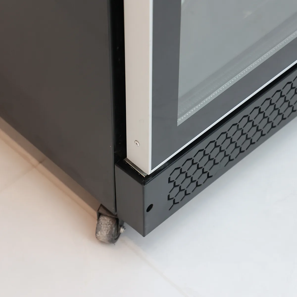 Bottom Lüftungs gitter und Caster Detail
