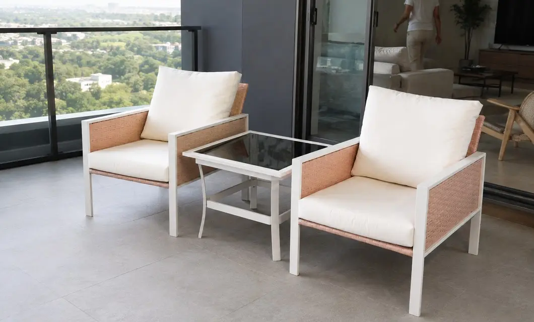 Rahat açık hava yemek, konuşma ve dinlenme için şehir manzaralı balkon.