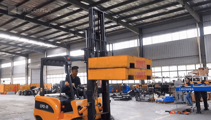 A 2000KG rated capacity and 3m standard lift height deliver smooth lifting support for stacking, loading, and warehouse material handling.