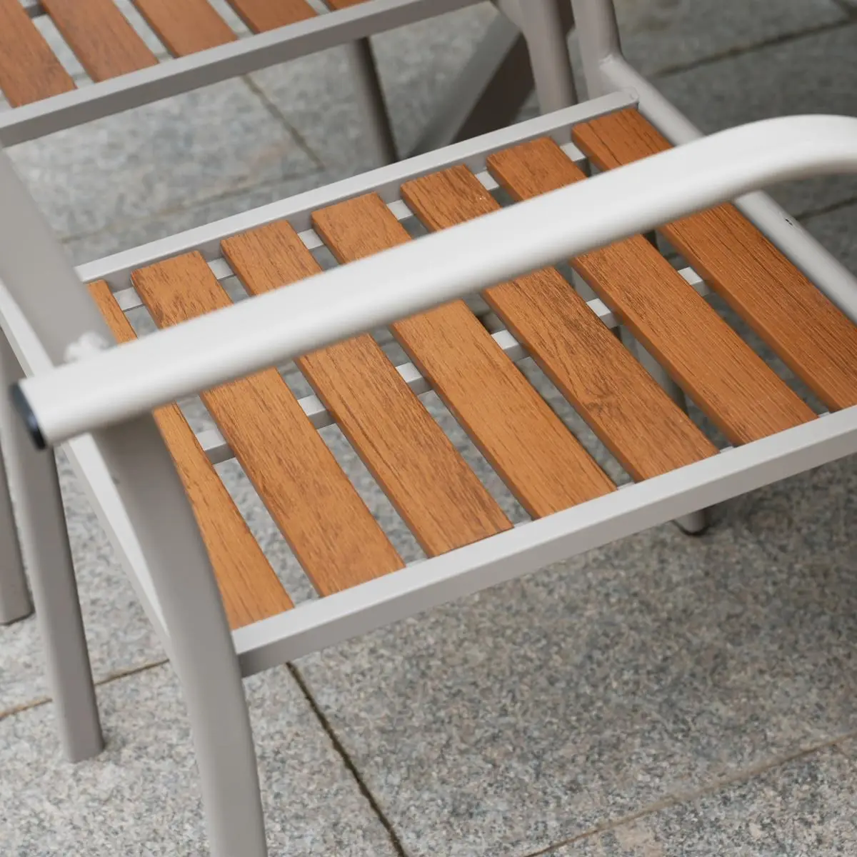 Sedia-Sedile-Legno-Plastica-Dettaglio