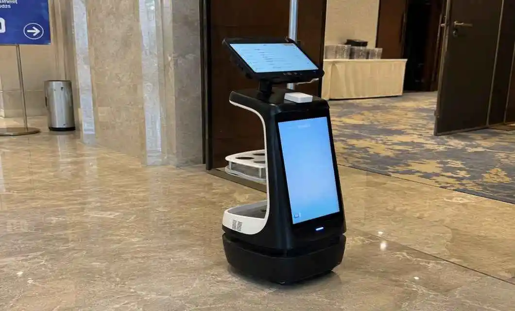 Panduan layar ganda mendukung pengunjung yang menyambut pintu masuk konvensi.