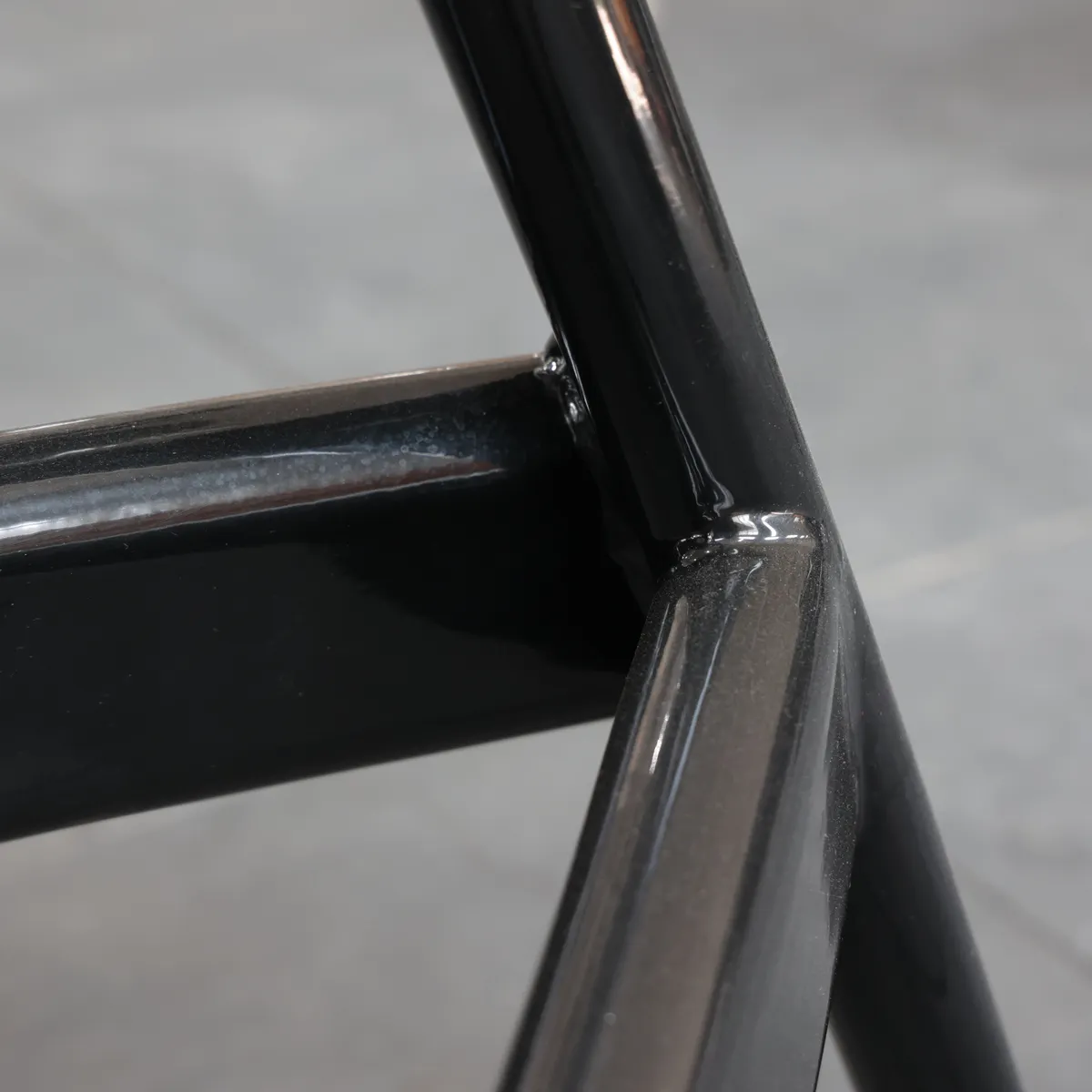 Gebogen frame dwarsbalk gelaste verbinding