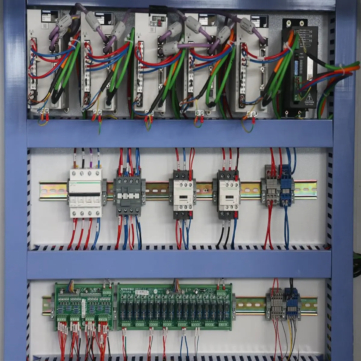 Elektrischer Schrank innenraum