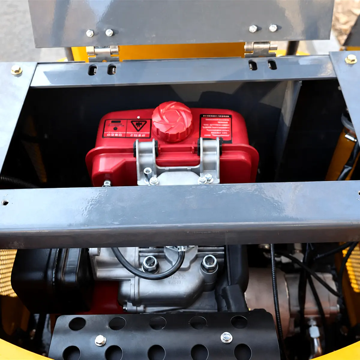 EXC004-08 motor bölmesi