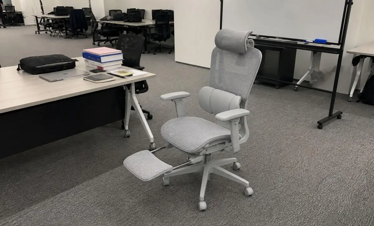 Grey support for busy desk rows