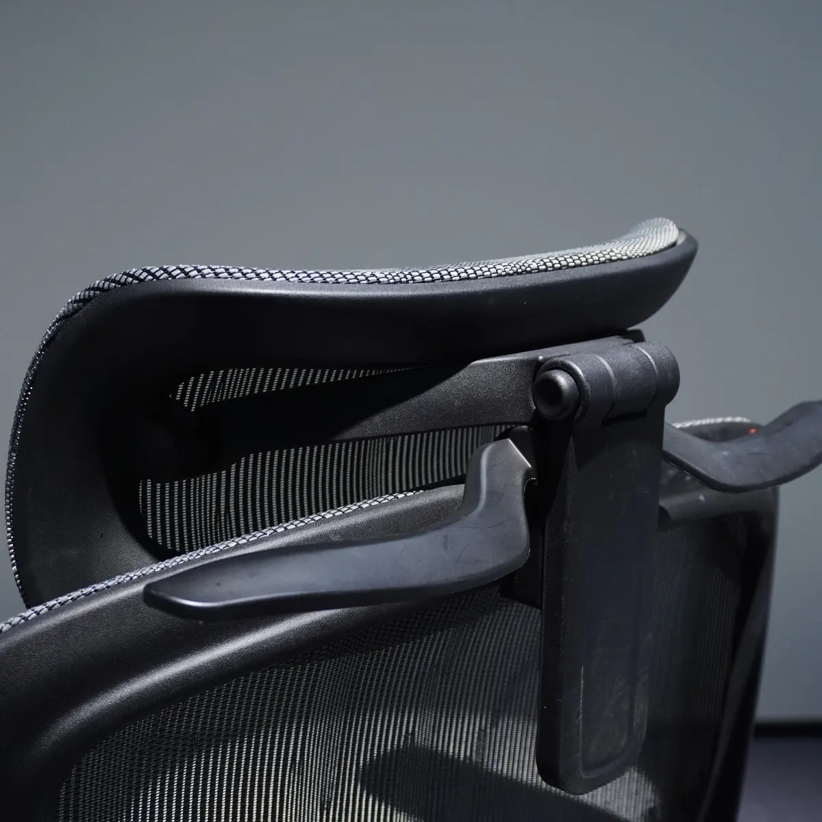 Headrest Side Bracket Detail