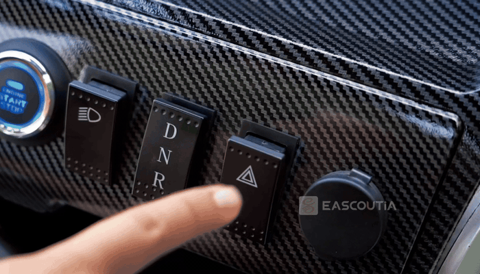One-touch flashers give a clear visual signal around the vehicle.