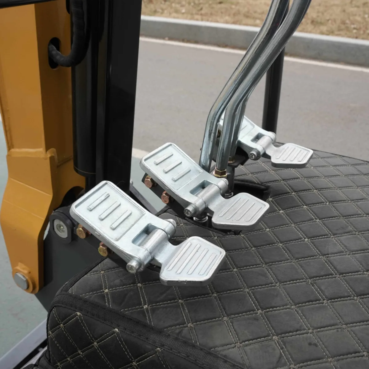 JLF-18 Operator CAB-รายละเอียด-เหยียบสิ่งที่แนบมา