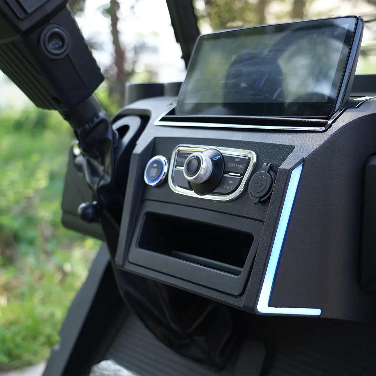 KPL G2 2-GB – Detail View – Overall Center Console Interior