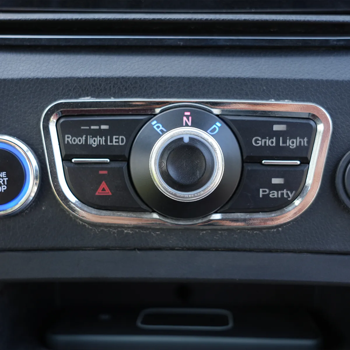 KPL G2 2-GB – Detail View – Center Console Knob Control Panel