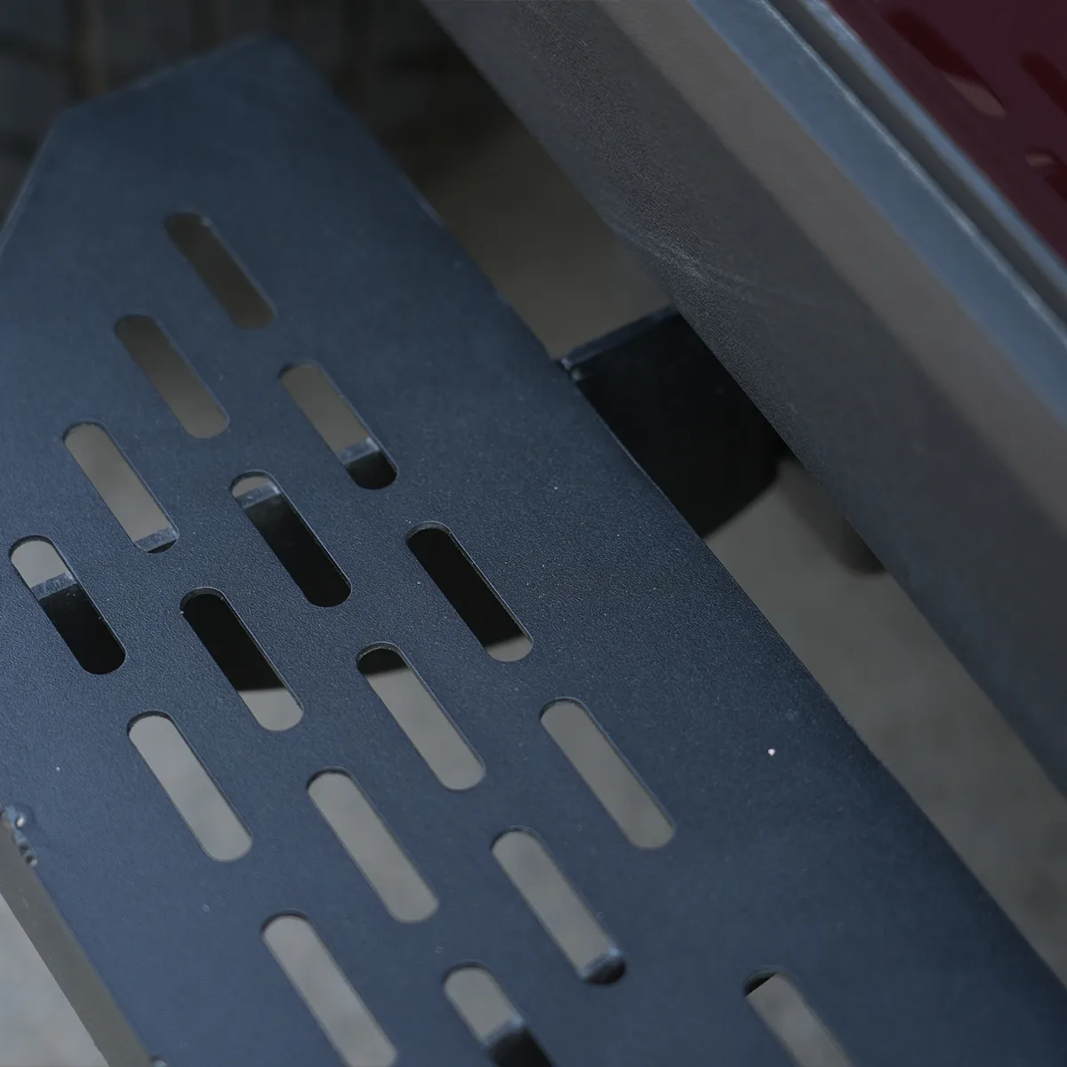 KPL G2 2-GB – Detail View – Side Step with Non-Slip Treads