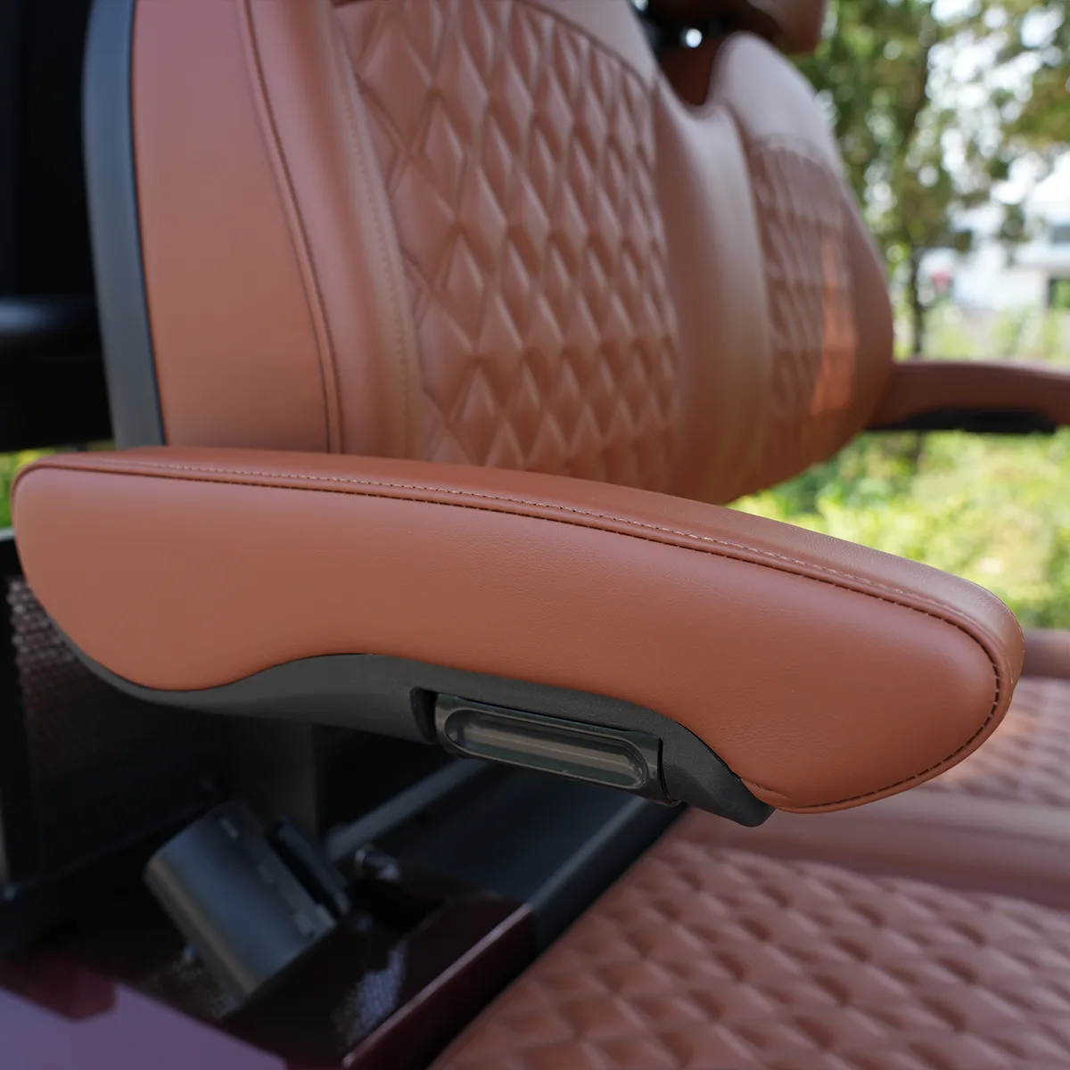 KPL G2 2-GB – Detail View – Front Seat Armrest