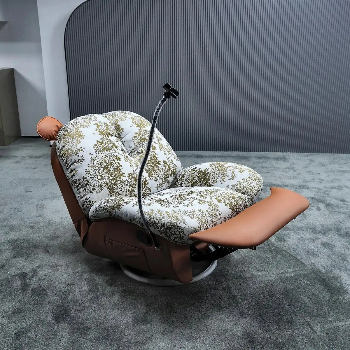 LM03 – Real-life multi-angle photos – Frontal view with a slight angle – Footrest extended