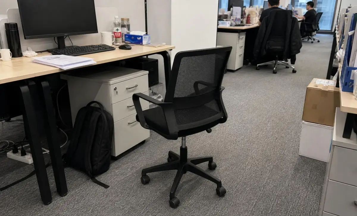 Light task chair for desk rows