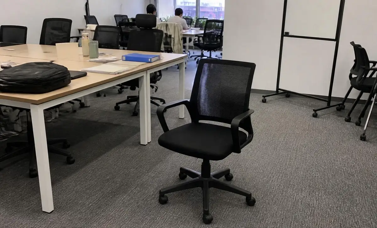 Mobile seating for learning tables