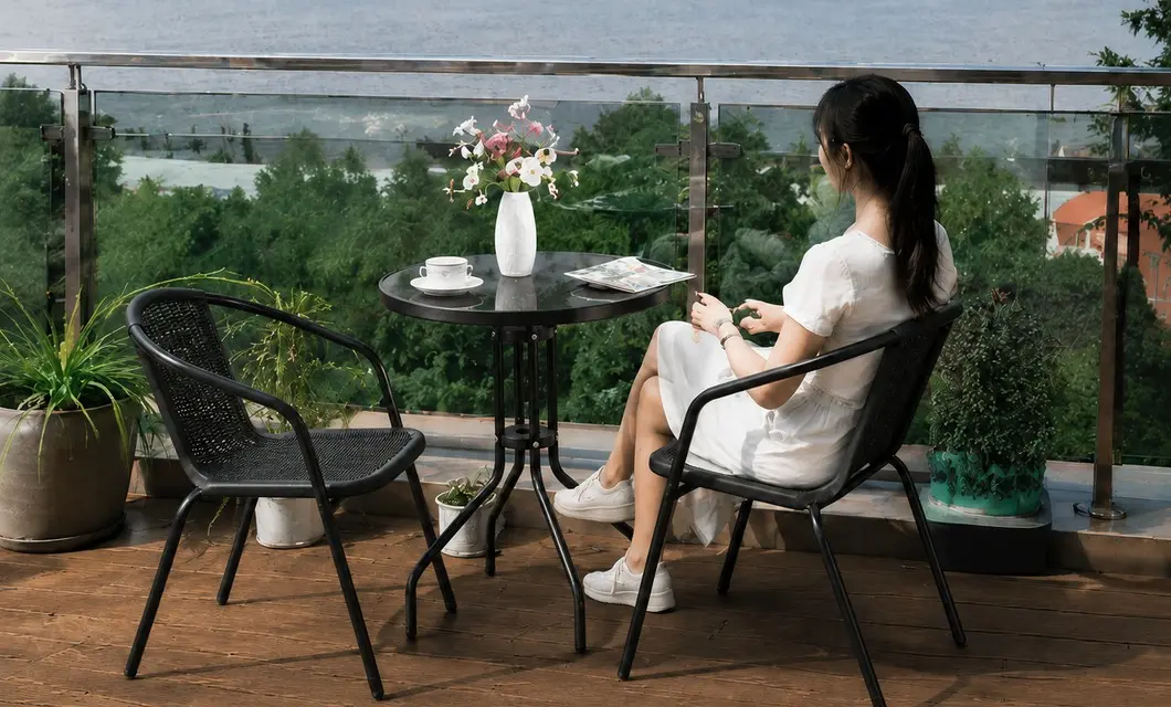 Relaxed seating with mountain views for relaxed outdoor dining, conversation, and rest.