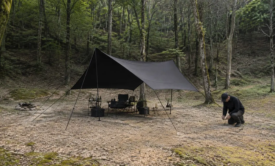 Canopy del lado del vehículo que extiende el espacio al aire libre para cenar, relajarse y equipo.