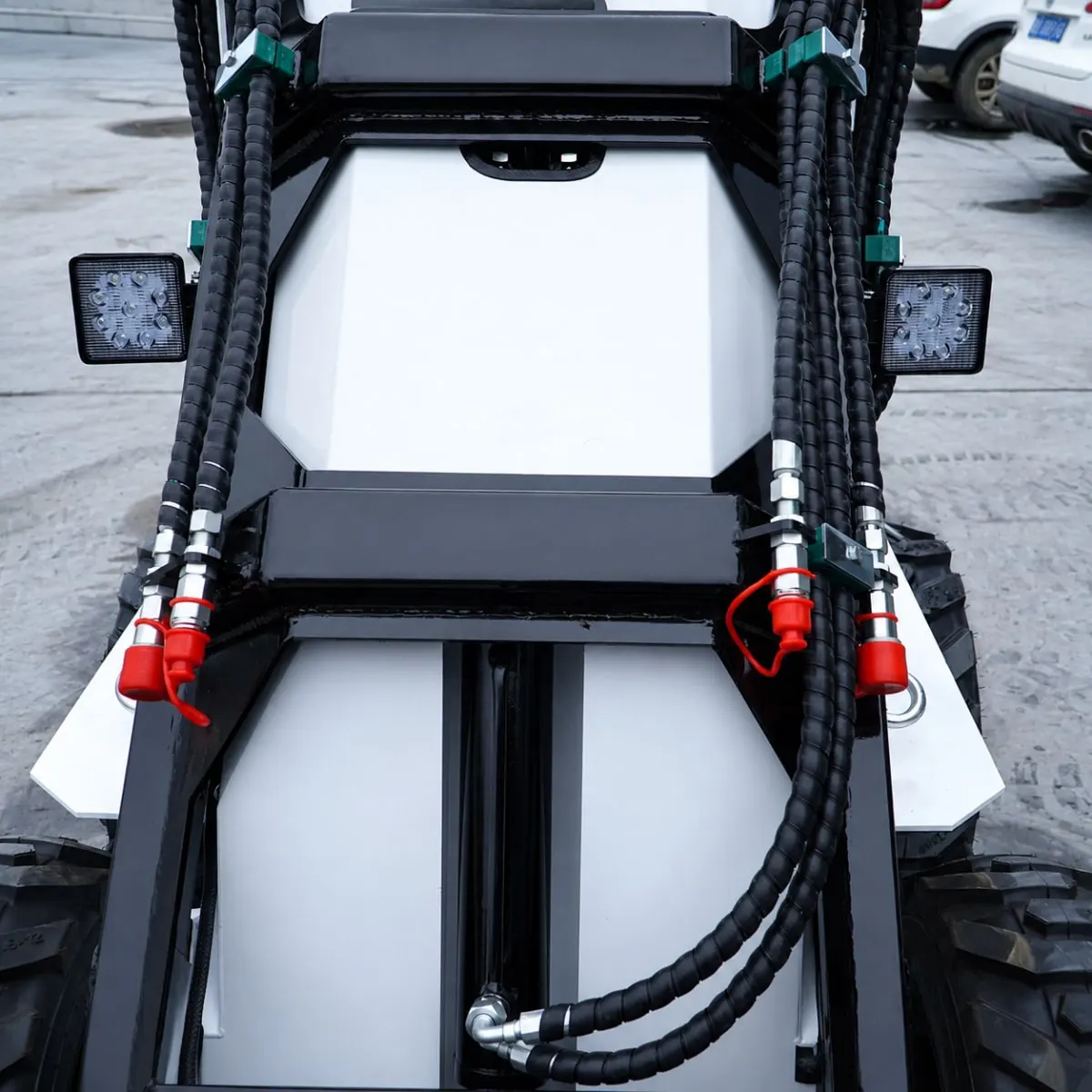 QL-500W (Branco)-Detalhes-Luz de Trabalho LED e Linhas Hidráulicas