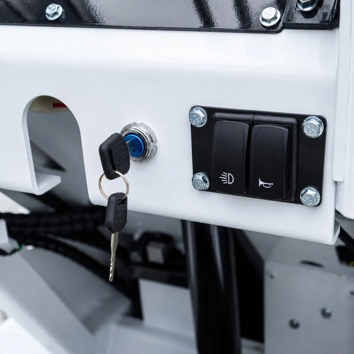 QL-500W (Branco)-Detalhes-Interruptor de Ignição, Iluminação e Buzina