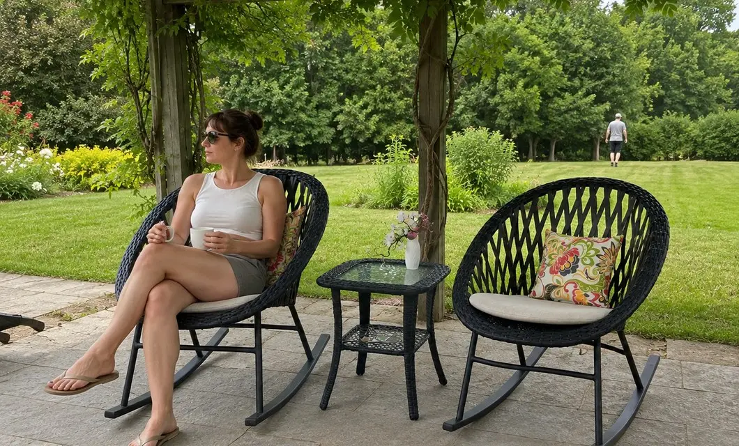 Rustig schommelen door het gazon in een schaduwrijke tuin. Voor ontspannen buiten dineren, conversatie en rust.
