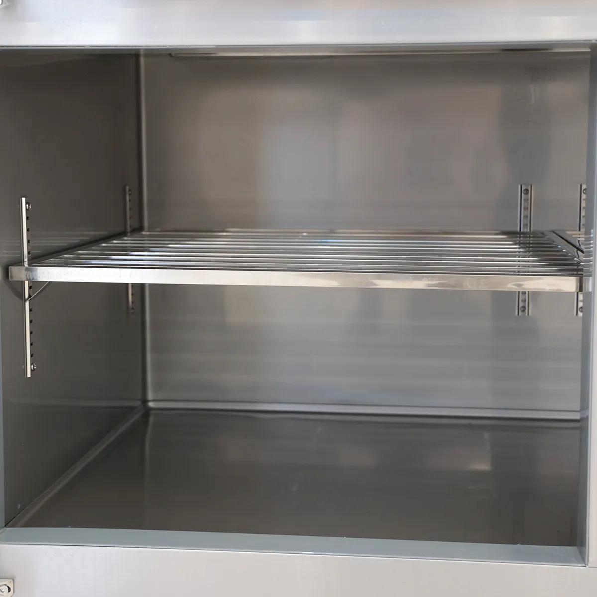 Compartimiento de almacenamiento refrigerado