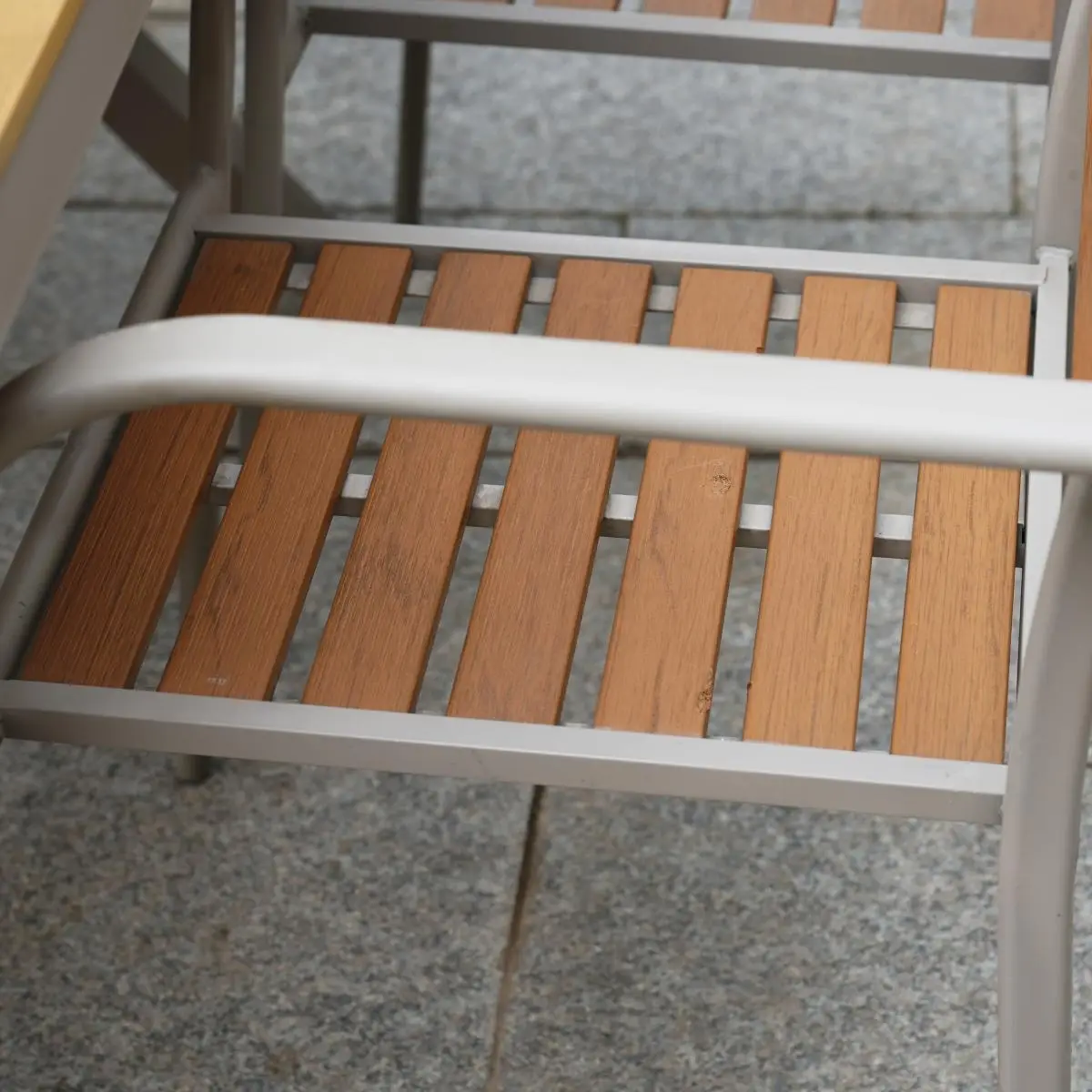 Sedile-Superficie-Legno-Plastica-Dettaglio