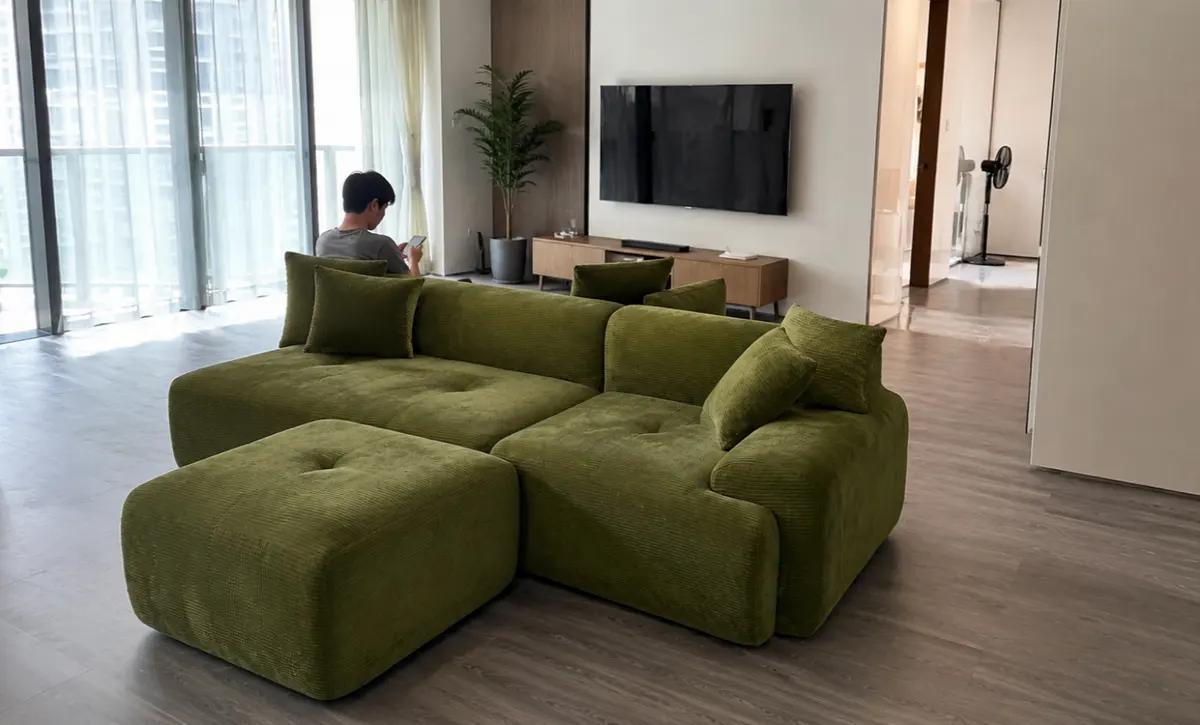 Günlük uzantı için bir kahve masasına bakan geniş seksiyonel kanepe.