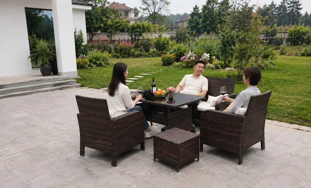 Casual Terrace Tea Time para una cena relajada al aire libre, conversación y descanso.