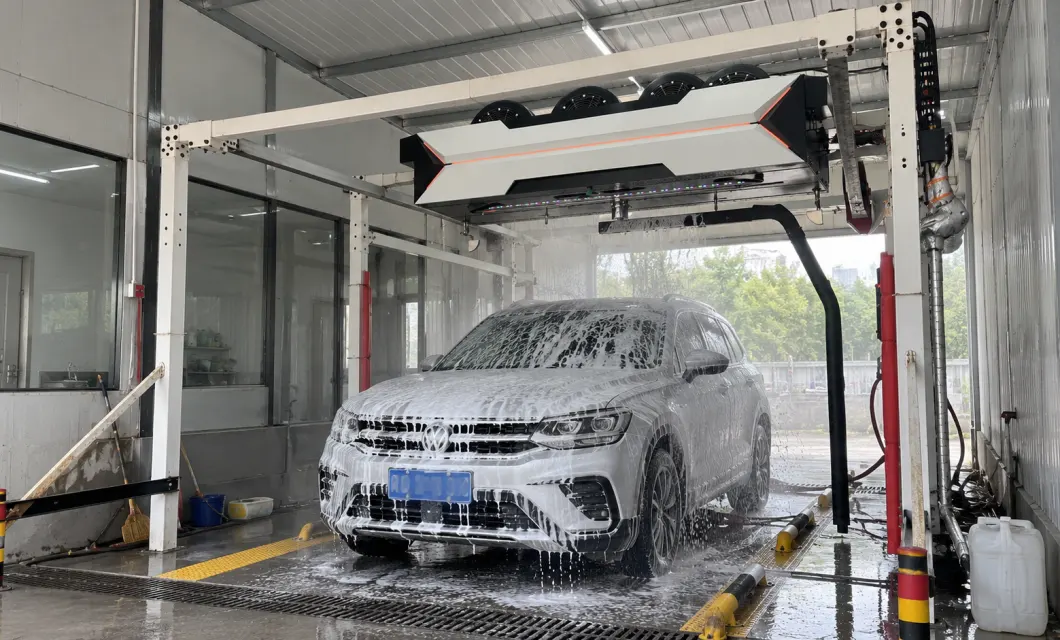 Spray-type foam covers the vehicle exterior for a structured cleaning stage.