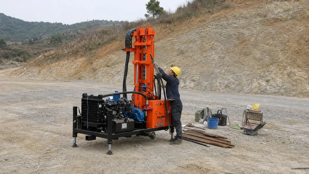 Bau vorbereitung für geologische Exploration Bohrlöcher in hügeliges Gelände